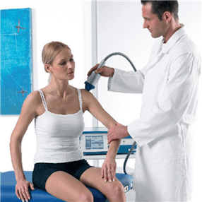 Az orvos az osteochondrosis kezelését végzi egy nőben